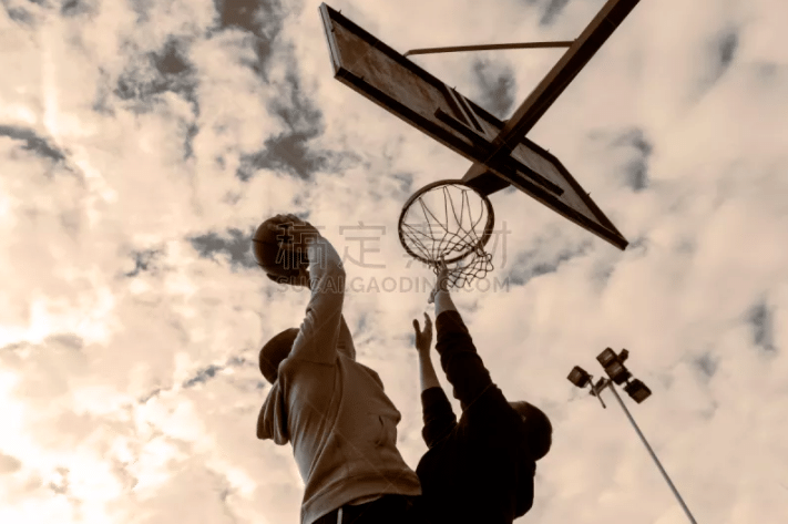 孙悦退役后与妻女定居美国，曾是NBA新星，早年受篮球启蒙，父母支持其篮球之路。